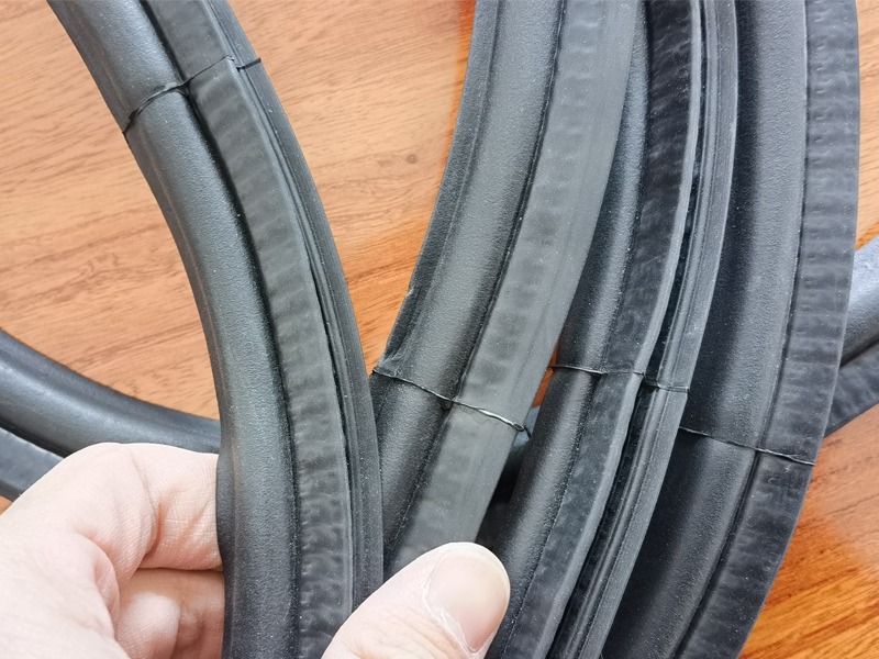 Hot splicing and vulcanizing for EPDM rubber gaskets